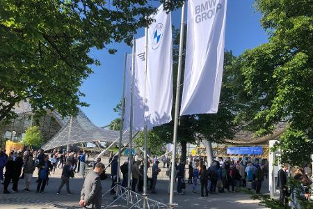 Aktionäre auf dem Weg zur BMW-Hauptversammlung, die zum ersten Mal seit fünf Jahren wieder in Präsenz stattfindet. 