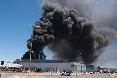 Die Verwaltung der südspanischen Stadt Alcalá de Guadaíra bei Sevilla rief die Bewohner auf, sich wegen eins Brandes in einer Lagerhalle mit Chemikalien möglichst nicht im Freien aufzuhalten.