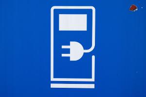 Die Mehrheit der privaten Autobesitzer in Deutschland misstraut nach einer Umfrage der HUK Coburg nach wie vor dem Elektroauto. (Symbolbild)