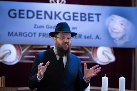 Rabbiner Yehuda Teichtal spricht in der Zentralen Synagoge der Jüdischen Gemeinde Chabad Berlin ein Gedenkgebet für Margot Friedländer.