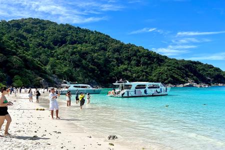 In der Trockenzeit tummeln sich jeden Tag Touristen an den schneeweißen Stränden der Similan Islands. (Archivbild)