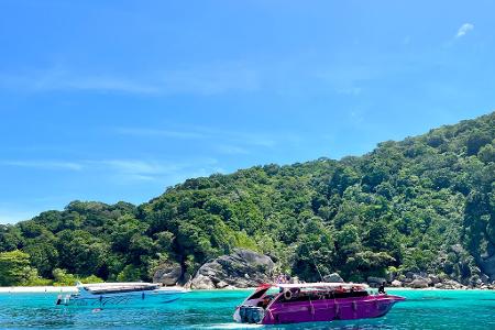 Zahlreiche Touristenboote steuern täglich die Similan Islands in der Andamanensee an. (Archivbild)