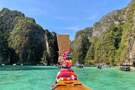 Die meisten Touristen besuchen die Phi Phi Islands mit solchen traditionellen Booten. (Archivbild)