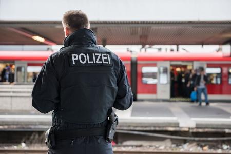 Anlage: Symbolfoto Bundespolizei
Das beigefügte Bild ist für redaktionelle Zwecke mit der Quellenangabe Bundespolizei freigegeben. Anlage: Symbolfoto Bundespolizei
Das beigefügte Bild ist für redaktionelle Zwecke mit der Quellenangabe Bundespolizei freigegeben.