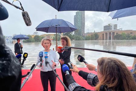 Bereitet einen Vorschlag für ein neues Sanktionspaket vor: EU-Kommissionspräsidentin Ursula von der Leyen. (Archivbild)