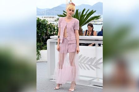 Kristen Stewart trotzt Cannes-Kleiderregel im freizügigen Barbie-Look Kristen Stewart trotzt Cannes-Kleiderregel im freizügigen Barbie-Look