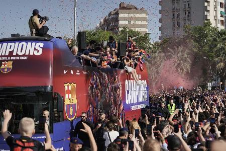 Im offenen Bus durch die Stadt: Flick und Barcelona gefeiert Im offenen Bus durch die Stadt: Flick und Barcelona gefeiert