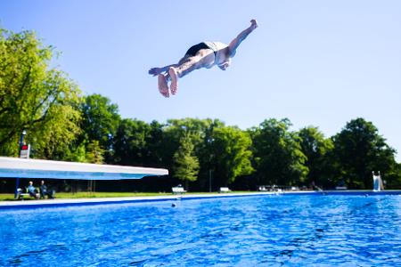 Der Besuch im Freibad könnte für viele teurer werden. (Archivbild) Der Besuch im Freibad könnte für viele teurer werden. (Archivbild)