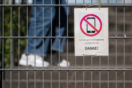 Grundsätzlich ist der Umgang mit Mobiltelefonen in Schulen Sache der Länder. (Symbolbild) Grundsätzlich ist der Umgang mit Mobiltelefonen in Schulen Sache der Länder. (Symbolbild)