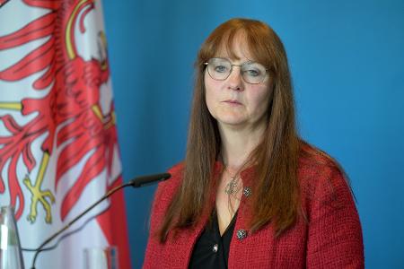 Die SPD-Politikerin Katrin Lange gibt nach tagelangem Streit um die Entlassung des Verfassungsschutzchefs in Brandenburg ihr Amt als Innenministerin auf.