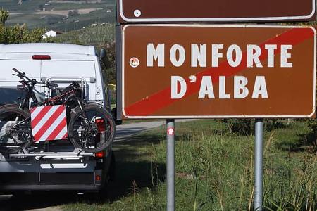 Straßenschild, Barolo, Montforte d'Alba, Campingbus, Heck