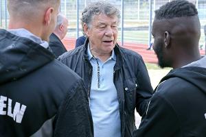 Rehhagel überreicht Sepp-Herberger-Pokale an JVA-Teams