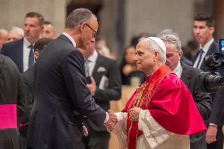 Kanzler Merz gratuliert dem Pontifex Leo.