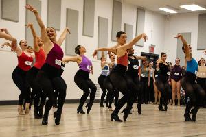 Beim Vortanzen müssen sich die Frauen in kürzester Zeit dehnen und aufwärmen und dann eine kurze Choreographie einstudieren.