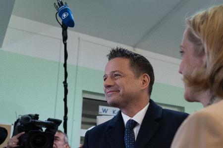 Der liberalkonservative Rafal Trzaskowski gewinnt die erste Runde der Präsidentenwahl mit hauchdünnem Vorsprung. Nun muss er in die Stichwahl. Der liberalkonservative Rafal Trzaskowski gewinnt die erste Runde der Präsidentenwahl mit hauchdünnem Vorsprung. Nun muss er in die Stichwahl.