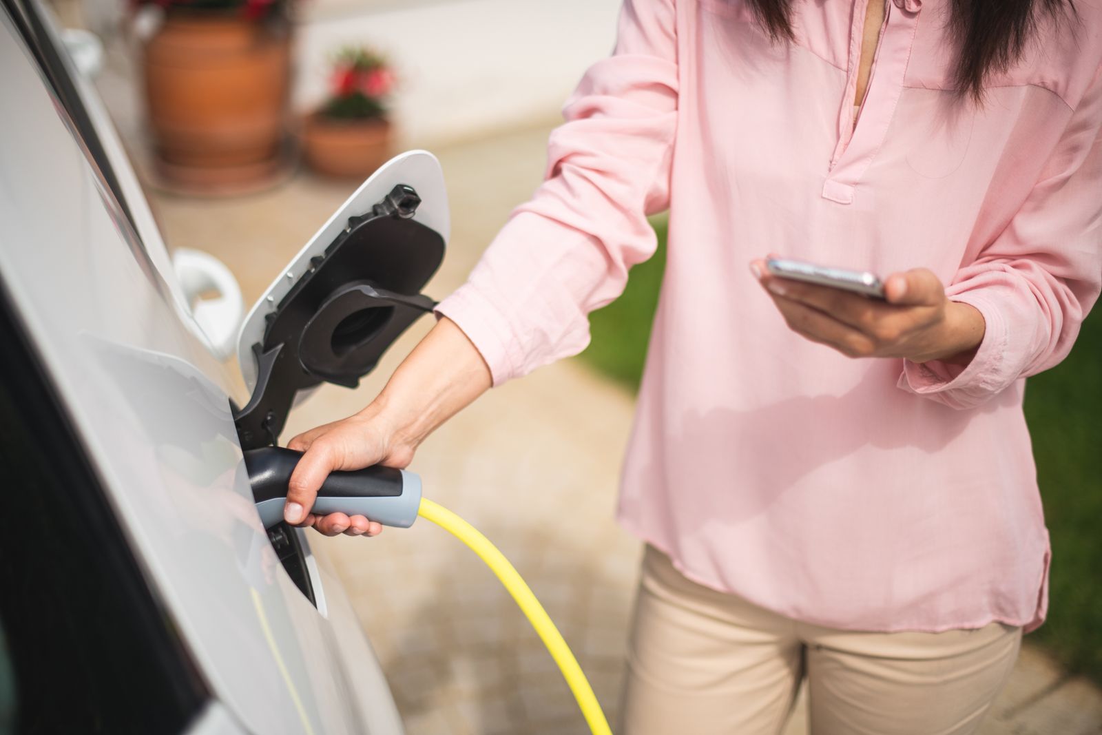 Ladebordstein statt Ladesäule: Ist das der Durchbruch bei der E-Mobilität?