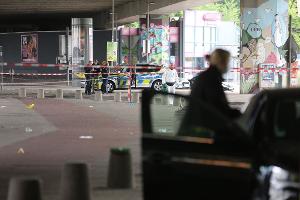 In der Bielefelder Innenstadt soll ein Mann mehrere Menschen in der Nacht verletzt haben. 