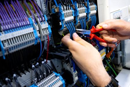 In der Industrie berichten weniger Firmen über Fachkräftemangel (Archivbild)