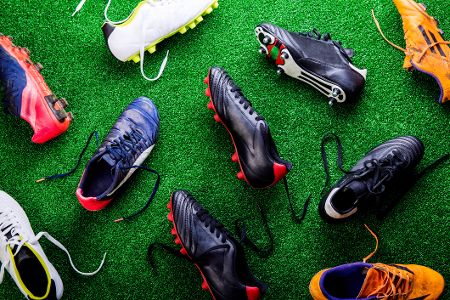 Verschiedene Sportschuhe liegen auf dem Boden