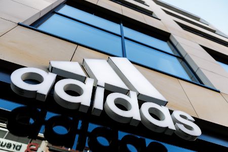 Logo von Adidas über einem Store