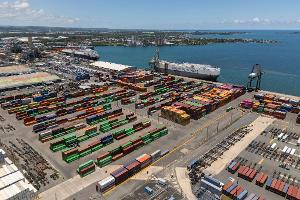 Auf Puerto Rico (USA) sind Container im Hafen von San Juan gestapelt. 