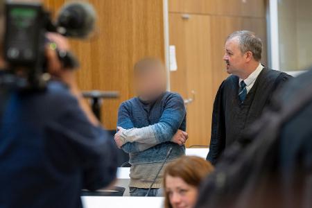Die Angeklagten streiten die Vorwürfe ab.