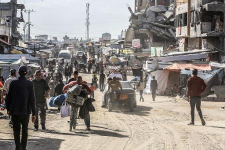 Zahlreiche Menschen haben nach der Evakuierungsaufforderung durch die israelische Armee die Stadt Chan Junis im Süden des Gazastreifens verlassen.