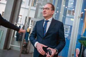 Bei der Vorstellung der Jahresstatistik zur politisch motivierten Kriminalität wurde Bundesinnenminister Alexander Dobrindt (CSU) auch nach der AfD gefragt. 