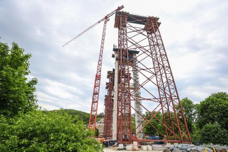 Drei Menschen streben als eine Arbeitsgondel in die Tiefe stürzt. Drei Menschen streben als eine Arbeitsgondel in die Tiefe stürzt.