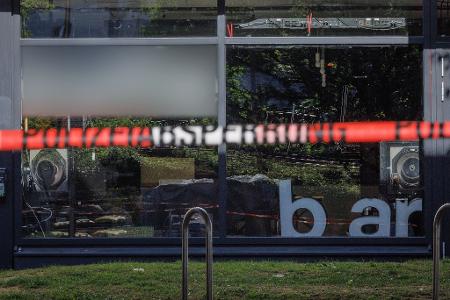 Der Tatverdächtige hatte vor einer Bar mehrere Menschen angegriffen und verletzt. Der Tatverdächtige hatte vor einer Bar mehrere Menschen angegriffen und verletzt.