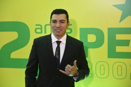 Verbände an Kopf und Körper: Lucio meldet sich nach Brandunfall Verbände an Kopf und Körper: Lucio meldet sich nach Brandunfall