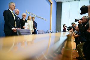 Die Wirtschaftsweisen Martin Werding (v.l.), Achim Truger, Monika Schnitzer (Vorsitzende), Ulrike Malmendier und Veronika Grimm haben keine guten Nachrichten für die Regierung.
