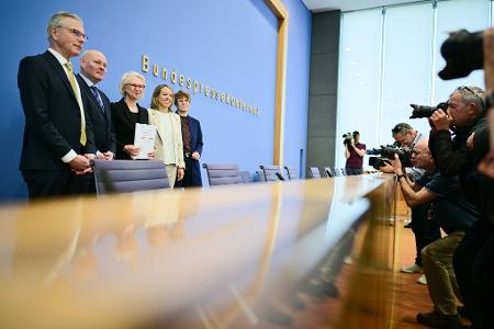 Die Wirtschaftsweisen Martin Werding (v.l.), Achim Truger, Monika Schnitzer (Vorsitzende), Ulrike Malmendier und Veronika Grimm haben keine guten Nachrichten für die Regierung. Die Wirtschaftsweisen Martin Werding (v.l.), Achim Truger, Monika Schnitzer (Vorsitzende), Ulrike Malmendier und Veronika Grimm haben keine guten Nachrichten für die Regierung.
