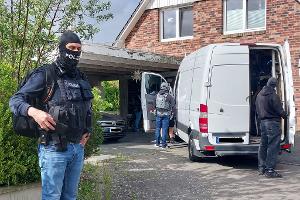 Die Behörden gehen gegen eine Gruppe vor, die Chinesen zur Einreise nach Deutschland verholfen haben soll.