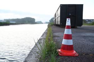 Ein Wasserfleck auf dem Pier markiert den Ort, an dem das Auto nach der Bergung aus dem Kanal abgestellt wurde. 