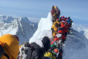 Bergsteiger und Bergführer stehen zwischen dem Südgipfel und der Hillary-Stufe des Mount Everest. (Foto Archiv)
