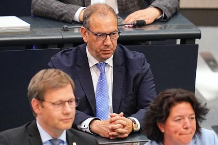 Der Niedersachse war bis Ende 2021 bereits verteidigungspolitischer Sprecher der Unionsfraktion. 
