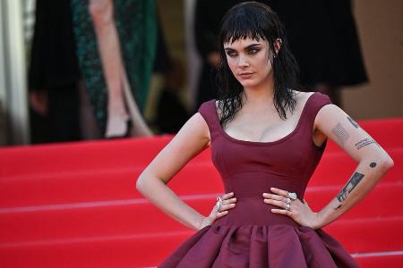 Cannes: Cara Delevingne präsentiert sich in neuem, düsteren Look Cannes: Cara Delevingne präsentiert sich in neuem, düsteren Look