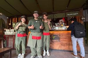 Duc Anh Lee (Mitte) und seine Mitarbeiter sind stolz, im Cong Caphe zu arbeiten. 