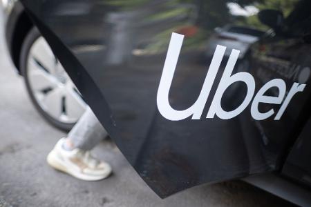 Frauen können auf der Fahrdienstplattform Uber nun Fahrten ausschließlich bei Fahrerinnen buchen. (Archivbild)