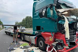 Verkehrsunfall zwischen Wohnmobil und LKW