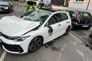Auto überschlägt sich: Fahrer (22) und Beifahrerin (22) kommen ins Krankenhaus