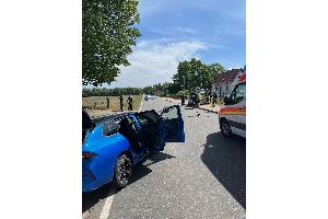 Ein PKW wurde durch den Unfall auf den Gehweg geschleudert.