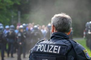 Darmstadt: Für den Ernstfall vorbereitet / Große Polizeiübung im Fußballstadion