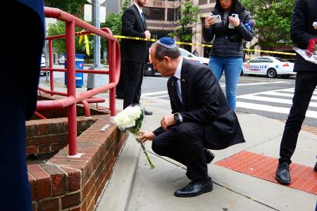 Am Morgen nach der Attacke versammelten sich Menschen am Tatort, um an das getötete Paar zu erinnern - darunter auch Israels Wirtschaftsminister Nir Barkat.