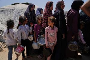 Augenzeugen: Erste Hilfsgüter erreichen Menschen in Gaza