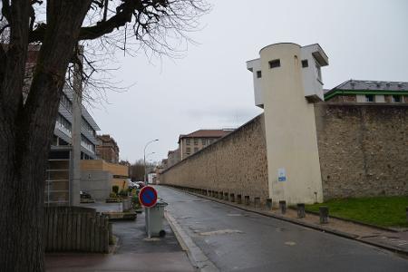 Immer wieder ist davon die Rede, dass Kriminelle in französischen Gefängnissen verbotenerweise über Mobiltelefone verfügen, mit denen sie weiter ihre Machenschaften abwickeln (Archivbild).