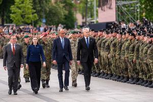 "Wer einen Verbündeten bedroht, muss wissen, dass das 
gesamte Bündnis gemeinsam jeden Zentimeter des Nato-Territoriums verteidigen wird", sagte Merz bei der Aufstellung der Panzerbrigade.
