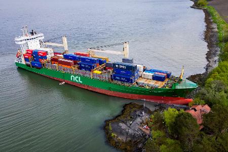Ein Containerschiff ist in Norwegen kurz vor einem Haus am Wasser zum Stehen gekommen. Ein Containerschiff ist in Norwegen kurz vor einem Haus am Wasser zum Stehen gekommen.