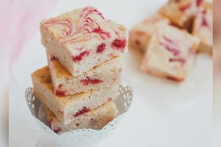 Fruchtig und süß: Himbeer-Blondies mit weißer Schokolade Fruchtig und süß: Himbeer-Blondies mit weißer Schokolade